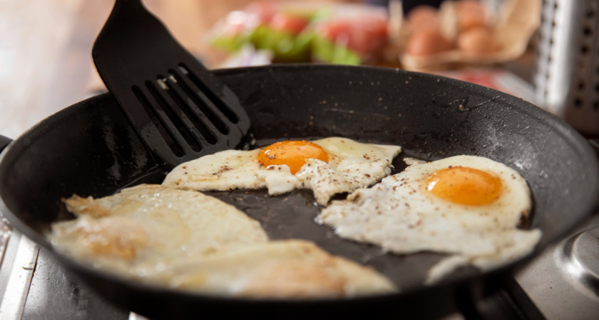 Вот почему нельзя жарить яичницу на подсолнечном масле — запомните это простое правило раз и навсегда