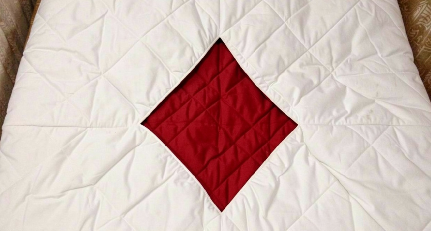 Почему в СССР делали пододеяльники с вырезом посередине: для чего на самом деле было это отверстие — 3 версии, которые вы не знали