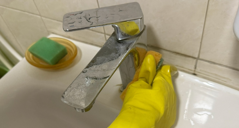 Известковый налет больше не проблема: бюджетный способ очистки смесителя — заблестел как новый