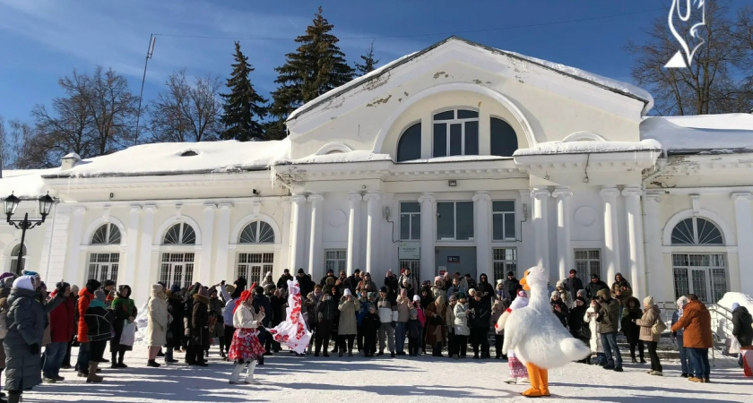 Жители Гусь-Хрустального встречают пассажиров ретро-поезда