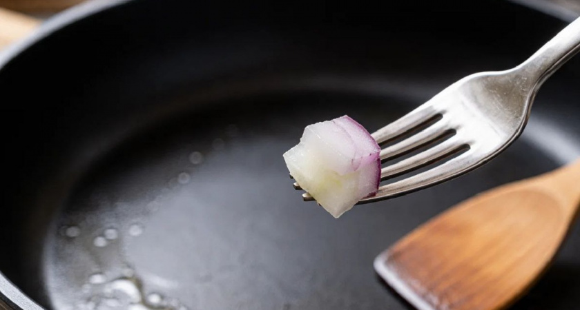Зачем наши бабушки смазывали сковороду луком: простой лайфхак для идеальных блинов — теперь делаю только так