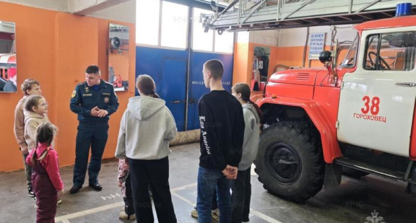 Пожарные Гороховца принимали поздравления от юных жителей города