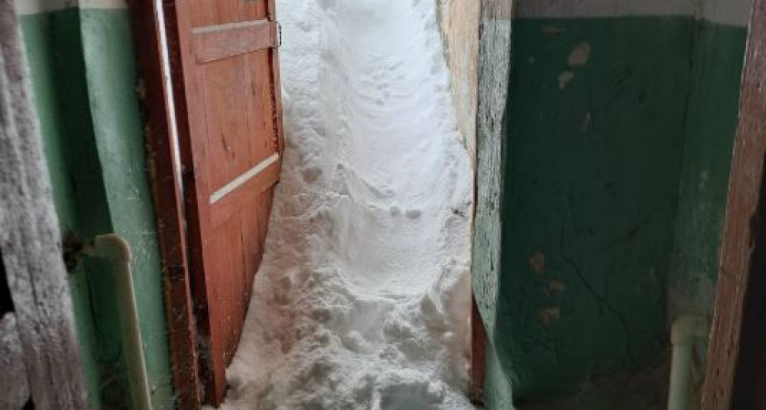 В Вязниках после очистки кровли от снега жители не смогли выйти из подъезда