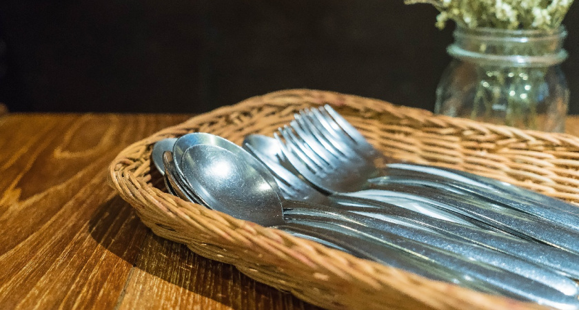 Как очистить дома столовые приборы без химии за 5 минут: старые вилки и ложки засияют как новые — забудьте о дорогих чистящих средствах