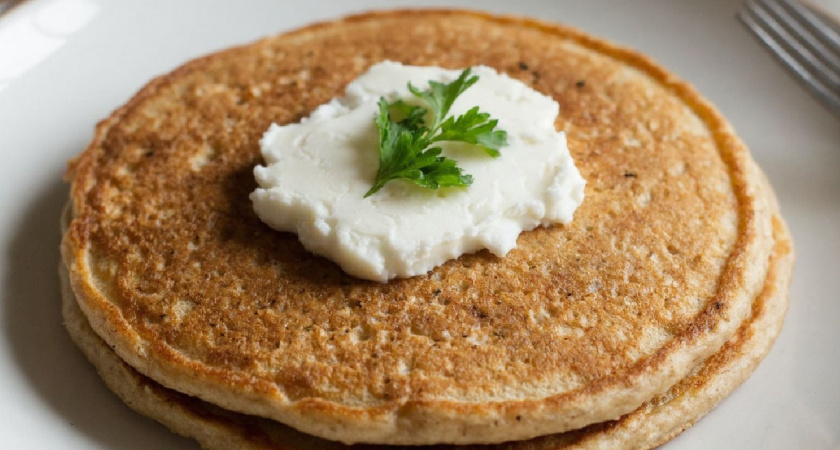 Завтрак за 5 минут: овсяноблин с сыром, который вас выручит — простой рецепт для тех, кто хочет вкусно и полезно поесть с утра