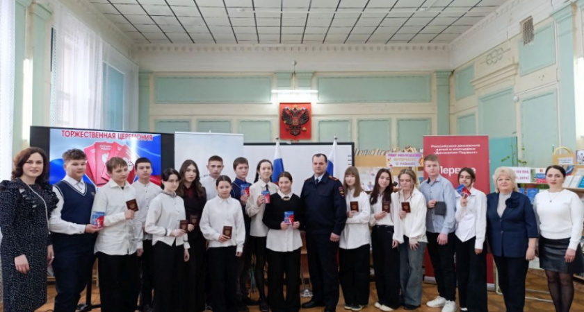 Юным жителям Владимирской области торжественно вручили паспорта 