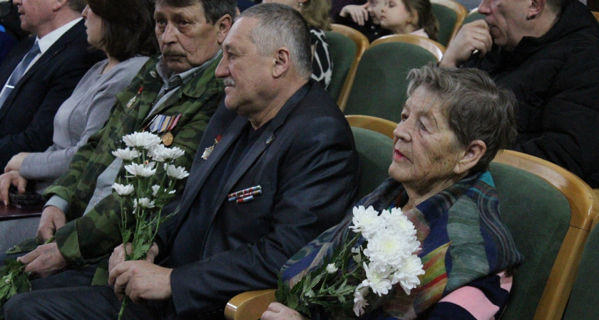 В Камешковском округе чествовали участников военных и ветеранов на праздничном концерте