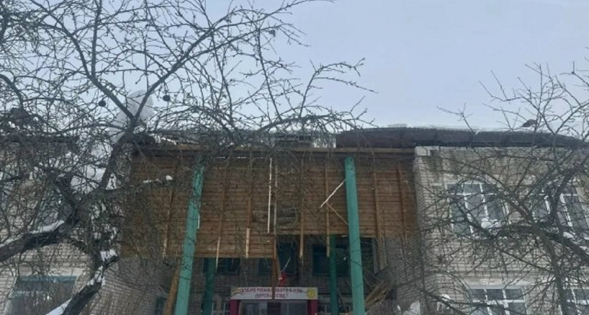 Под тяжестью снега рухнула крыша детского садика в поселке Золотково