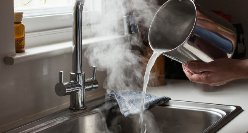 Выливала кипяток в раковину до тех пор, пока это не обошлось мне в копеечку: чем это грозит вашим трубам и кошельку — объяснил сантехник