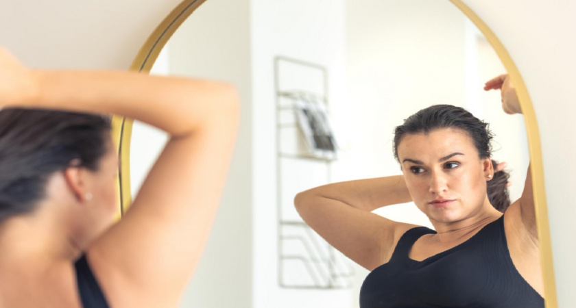 Смочите ватный тампон и протрите подмышки: избавитесь от запаха пота на весь день — лайфхак советских времен