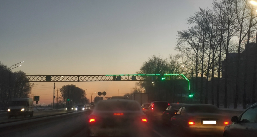 На светофоре горит стрелка, а вам - прямо: когда можно дождаться основного зелёного, а когда грозит штраф?