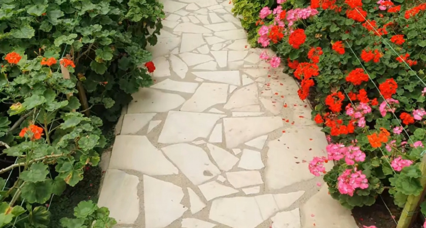 Забываем про грязь на участке: как сделать долговечные садовые дорожки — честный разбор 7 способов от мастера