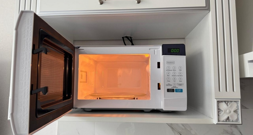 Как заставить микроволновку греть еду, а не посуду -  жаль, что не все знают об этом способе