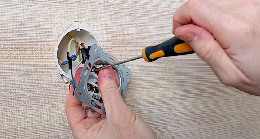 Секреты электриков: как быстро закрепить болтающуюся розетку - запомните 4 действенных способа