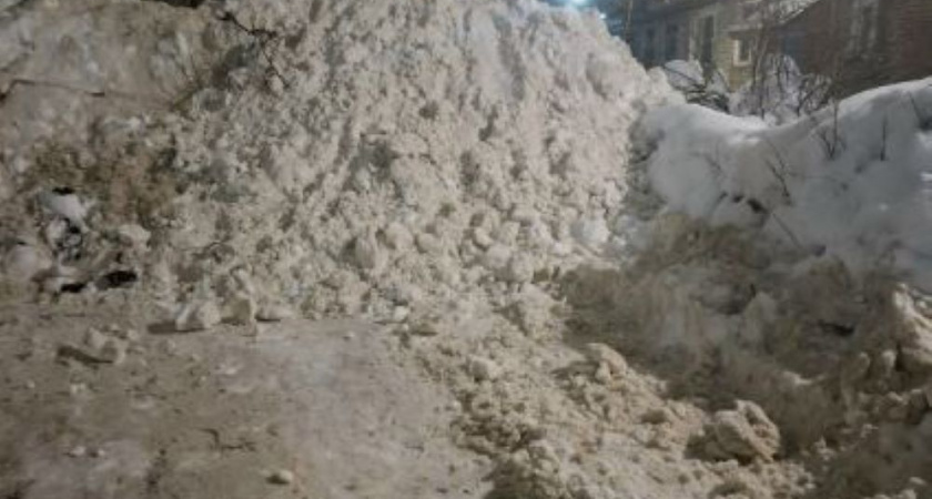 В Александрове после уборки снега жители не могут попасть в подъезд