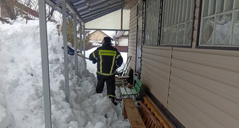 Карабановские спасатели вызволили женщину из снежной ловушки