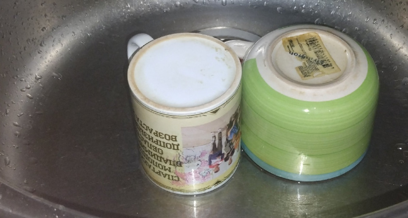 Сдаю квартиру посуточно и всегда оставляю в раковине перевернутую чашку: лайфхак от запаха канализации — метод ленивых хозяек