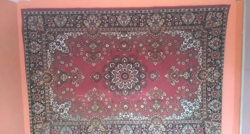 Ковры на стенах и эмалированная посуда: почему "бабушкины" вещи снова в моде, хотя 10 лет назад стеснялись