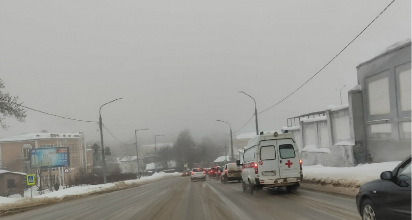 Красный сигнал светофора и "скорая" сзади: надо ли уступать дорогу? Вот что говорит закон