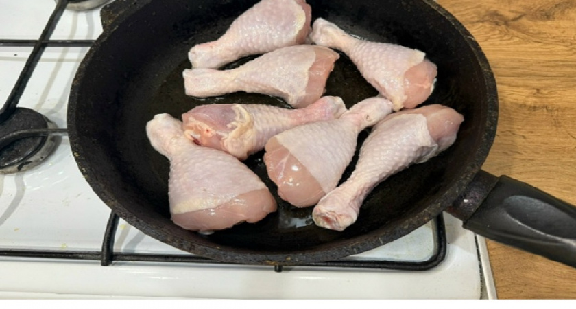 Вкусный рецепт куриных окорочков в духовке: просто, сочно и бюджетно