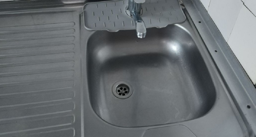 Никакого запаха и засоров: мой способ прочистки труб, который работает лучше «Крота» — сантехник научил