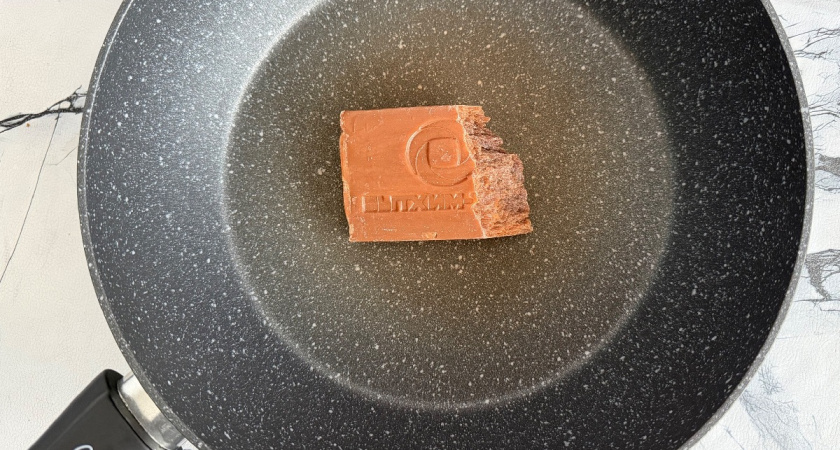 Жарю мыло на сковороде: старый лайфхак, который спасает даже самую черную посуду — показываю бабушкин способ
