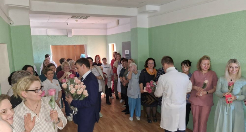 Глава Петушинского округа приехал в больницу с цветами