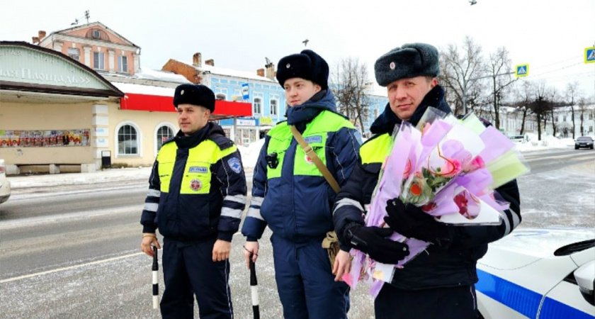 В Вязниках инспекторы с букетами роз подстерегали автоледи