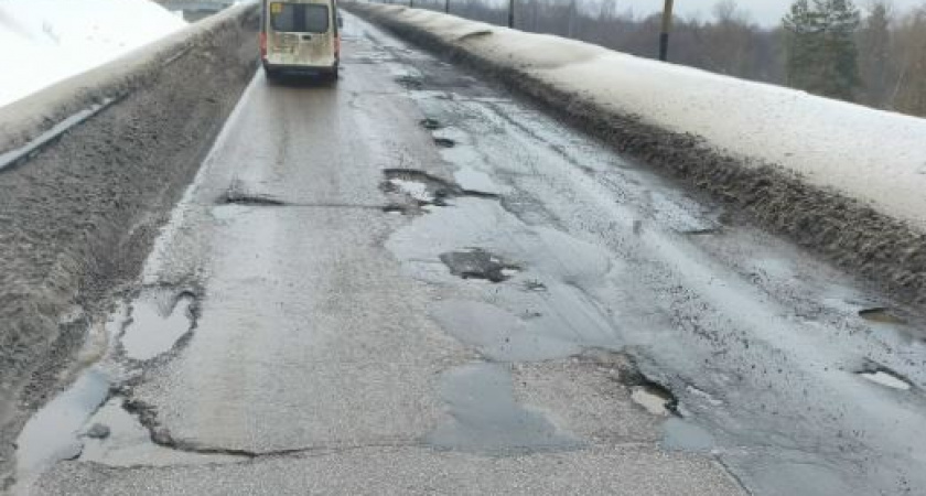 Жители Петушков жалуются на «адские ямы на трассе»