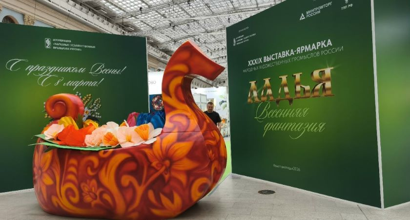 Резчик по дереву из Кольчугино представил свои работы в Гостином дворе Москвы