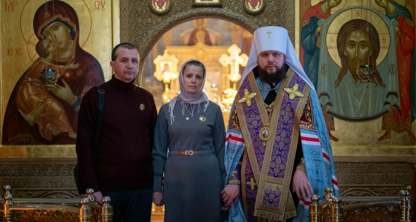 Митрополит Никандр вручил награды «Семья Защитника Отечества»