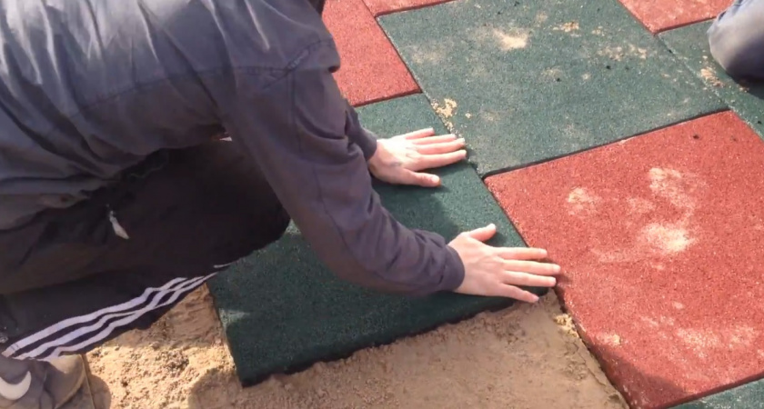 Забудьте про плитку и камень: этот материал для садовых дорожек будет лежать десятилетиями без проблем