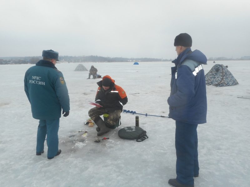 На Кольчугинском водохранилище МЧС-ники проводят беседы в рыбаками
