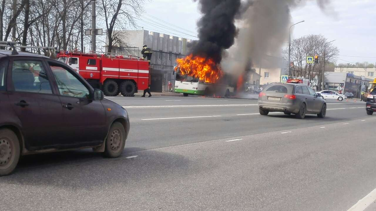 Утром около "Ленты" вспыхнул городской рейсовый автобус