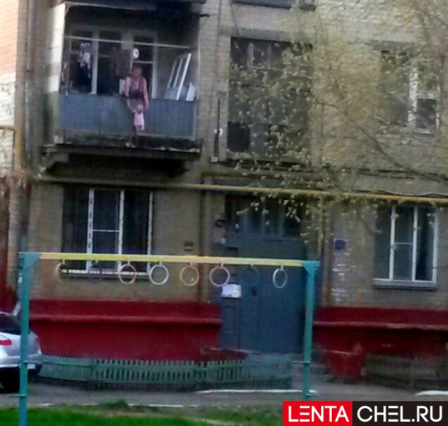 Новости России: Мать свесила грудного ребенка со второго этажа