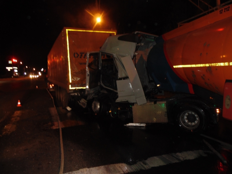 Ночью на трассе М-7 в Ковровском районе столкнулись две фуры