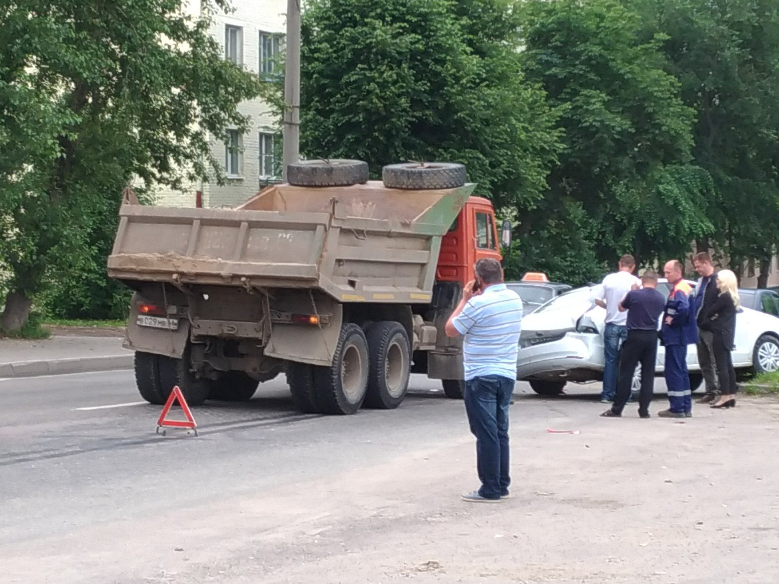 На Луначарке "Камаз" врезался в автомобиль "Яндекс Такси"