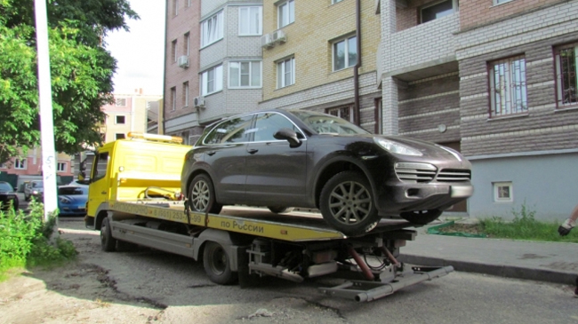Во Владимире приставы больше часа пытались выманить должницу из арестованного авто