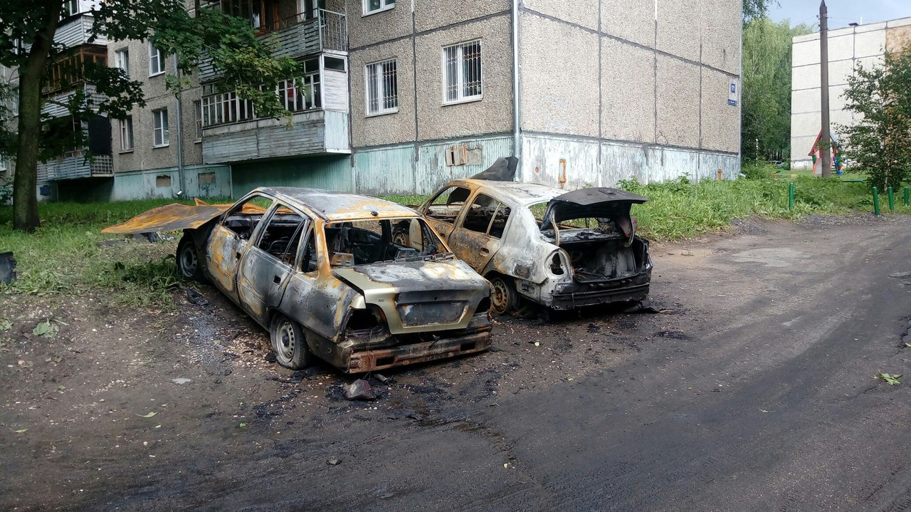 Горожанка: "Машины на Лакина подожгли подростки ради селфи"