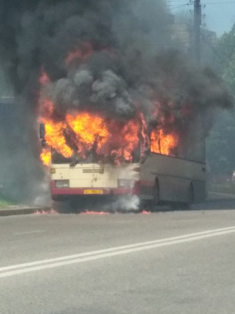 На Безыменского сгорел автобус (фото)