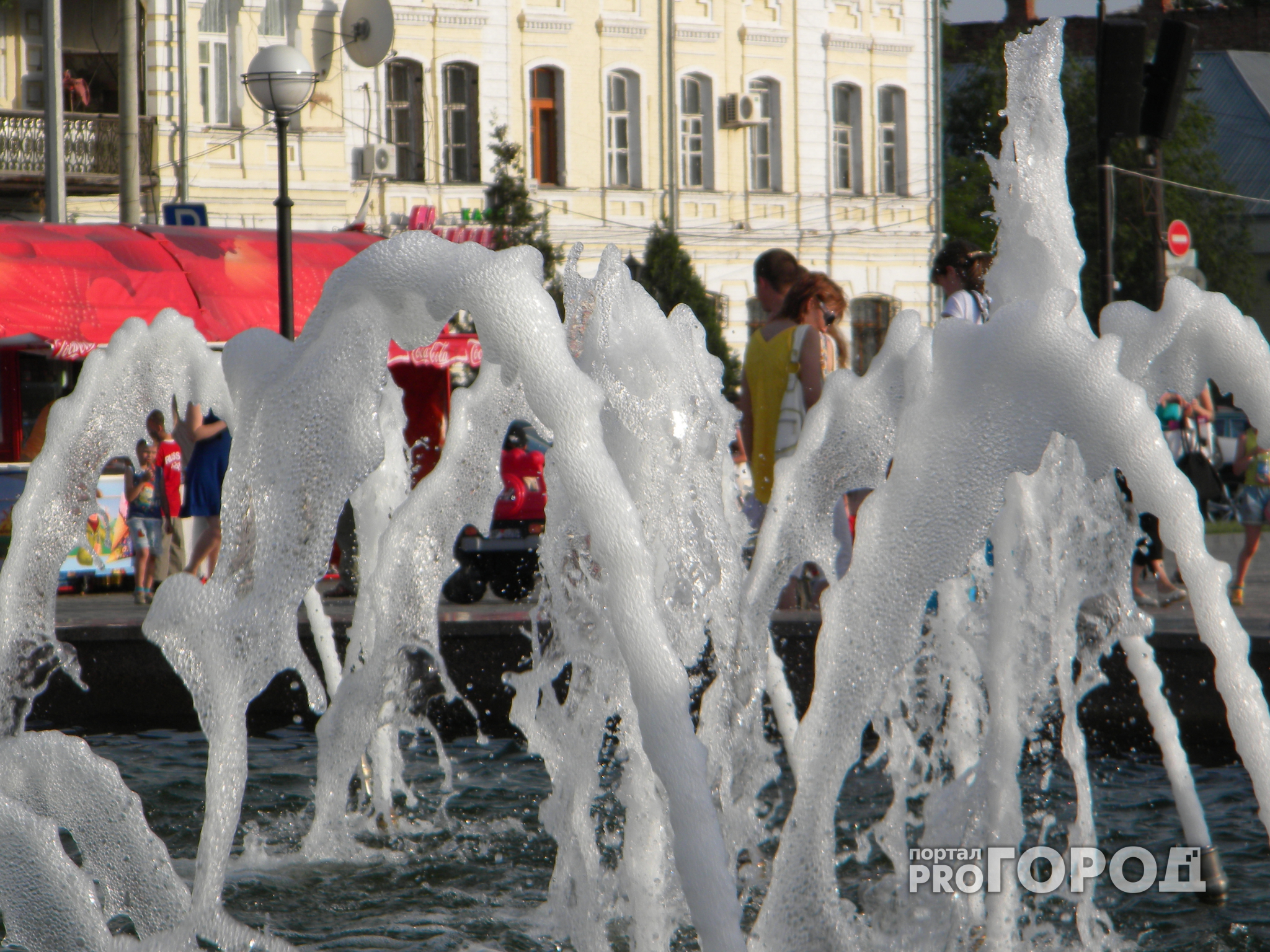 Жители Владимира не стесняясь купаются в трусах в фонтане в центре города (фото)