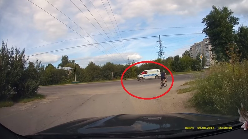 В сеть попало шокирующее видео, на котором автофургон сбивает велосипедиста в Муроме