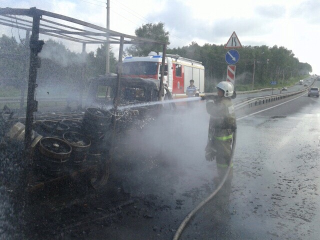 В Ковровском районе дотла сгорел грузовик с бочками