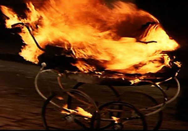 В Курлове посреди рабочего дня по непонятной причине загорелась коляска (фото)