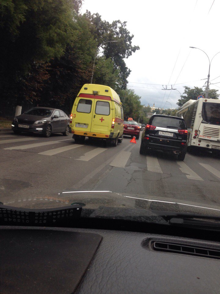 Рано утром на "зебре" у Красного Креста такси сбило пешехода