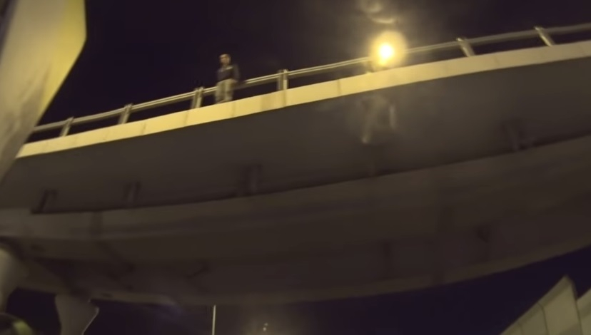 Эксклюзивное видео, на котором байкер останавливает движение и отговаривает парня из Владимира прыгать с моста