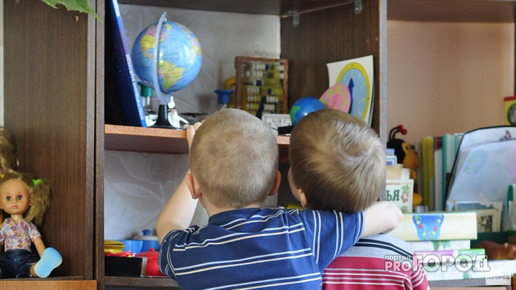 Во владимирском детском саду дыры в окнах заклеивают скотчем и делают вид, что так и надо