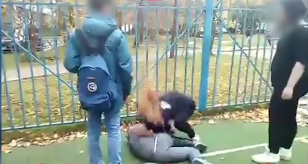 Новости России: 13-летняя школьница жестоко избила мальчика за оскорбление матери в соцсети (видео)