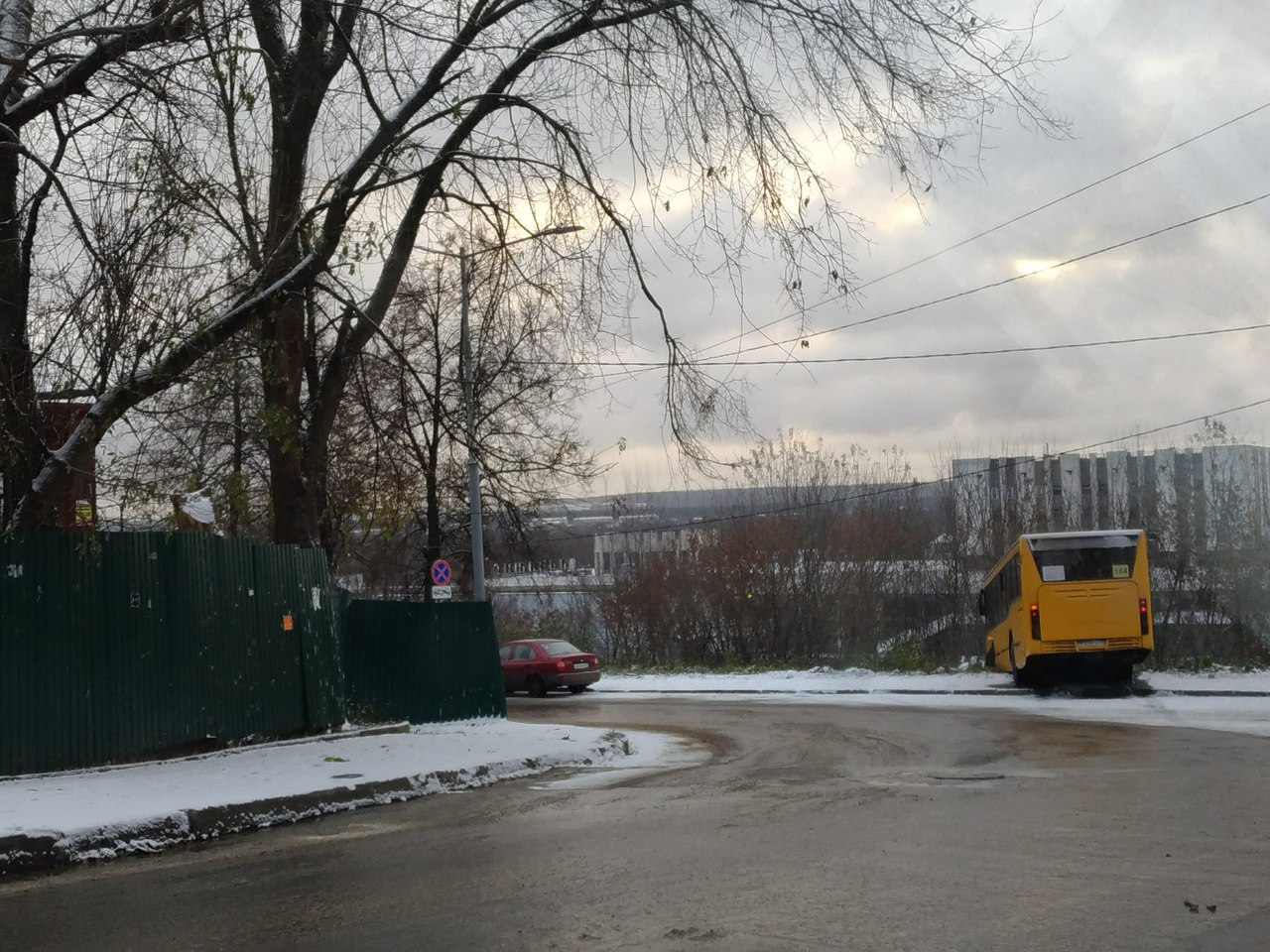 Во Владимире на дороге, ведущей к вокзалу, автобус "улетел" с проезжей части