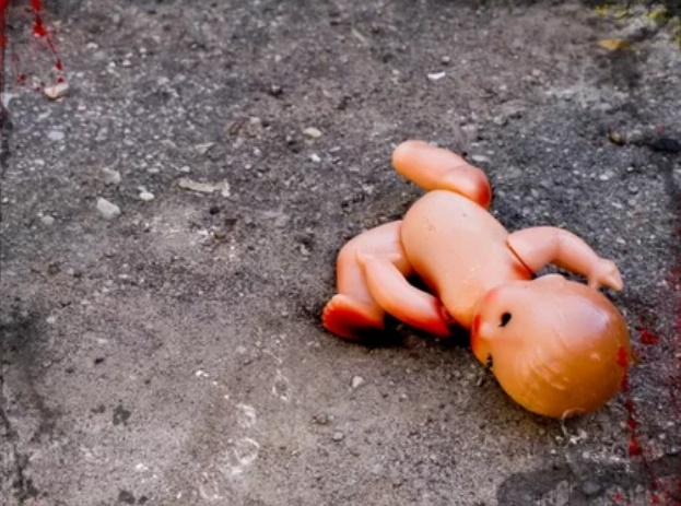 Новости России: девушка засунула новорожденную дочь в пакет и выбросила на улицу